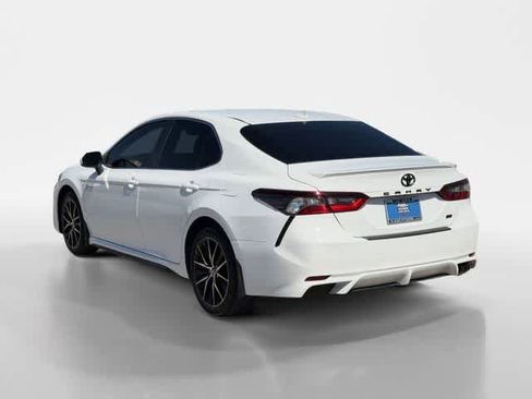 Used 2022 Toyota Camry SE image 3