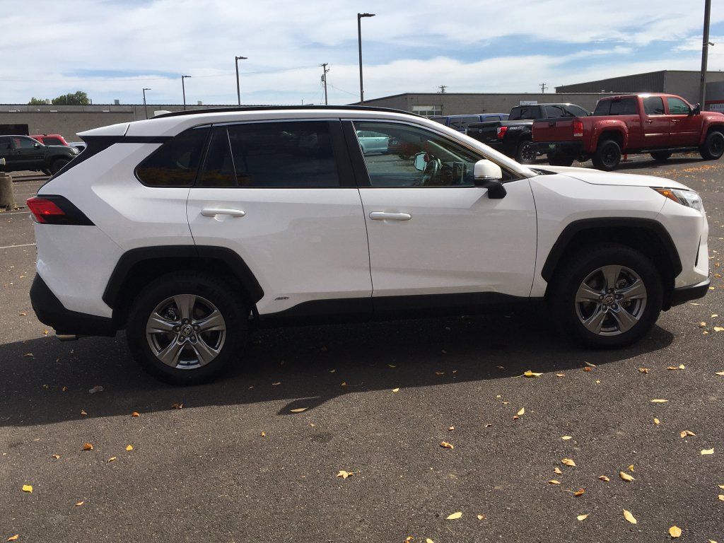 Used 2025 Toyota RAV4 XLE AWD/4WD image 8