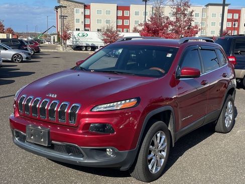 Used 2017 Jeep Cherokee Limited image 2