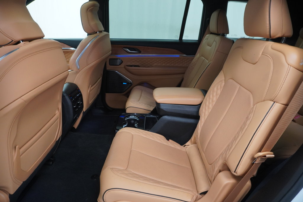 Used 2024 Jeep Grand Cherokee L Summit AWD/4WD image 12