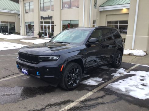 Used 2023 Jeep Grand Cherokee 30th Anniversary image 3