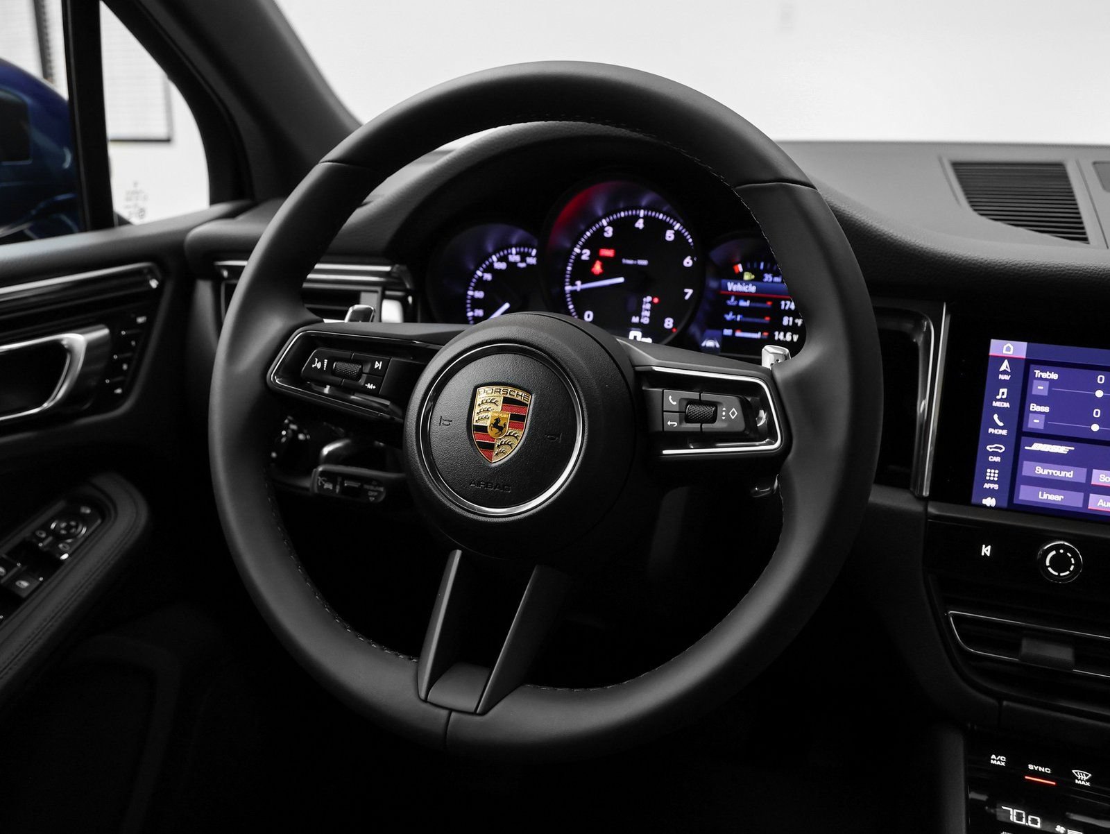 Certified 2025 Porsche Macan AWD/4WD image 28