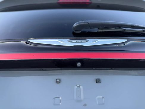 Used 2023 Chrysler Pacifica Touring-L FWD image 37