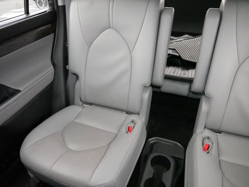 Used 2023 Toyota Highlander Limited image 12