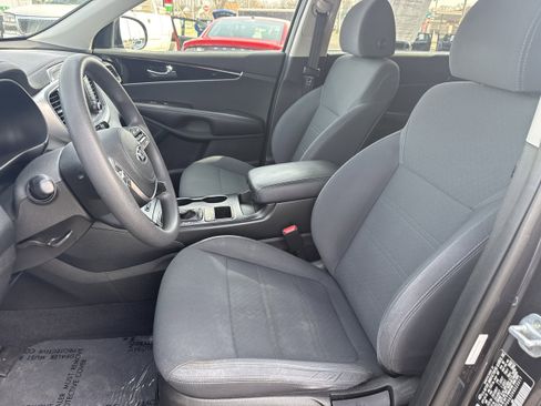 Used 2019 Kia Sorento LX image 3