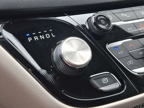 Used 2023 Chrysler Pacifica Touring-L FWD image 16