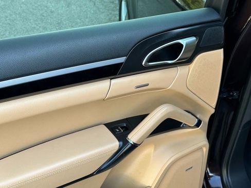 Used 2014 Porsche Cayenne Platinum Edition image 16