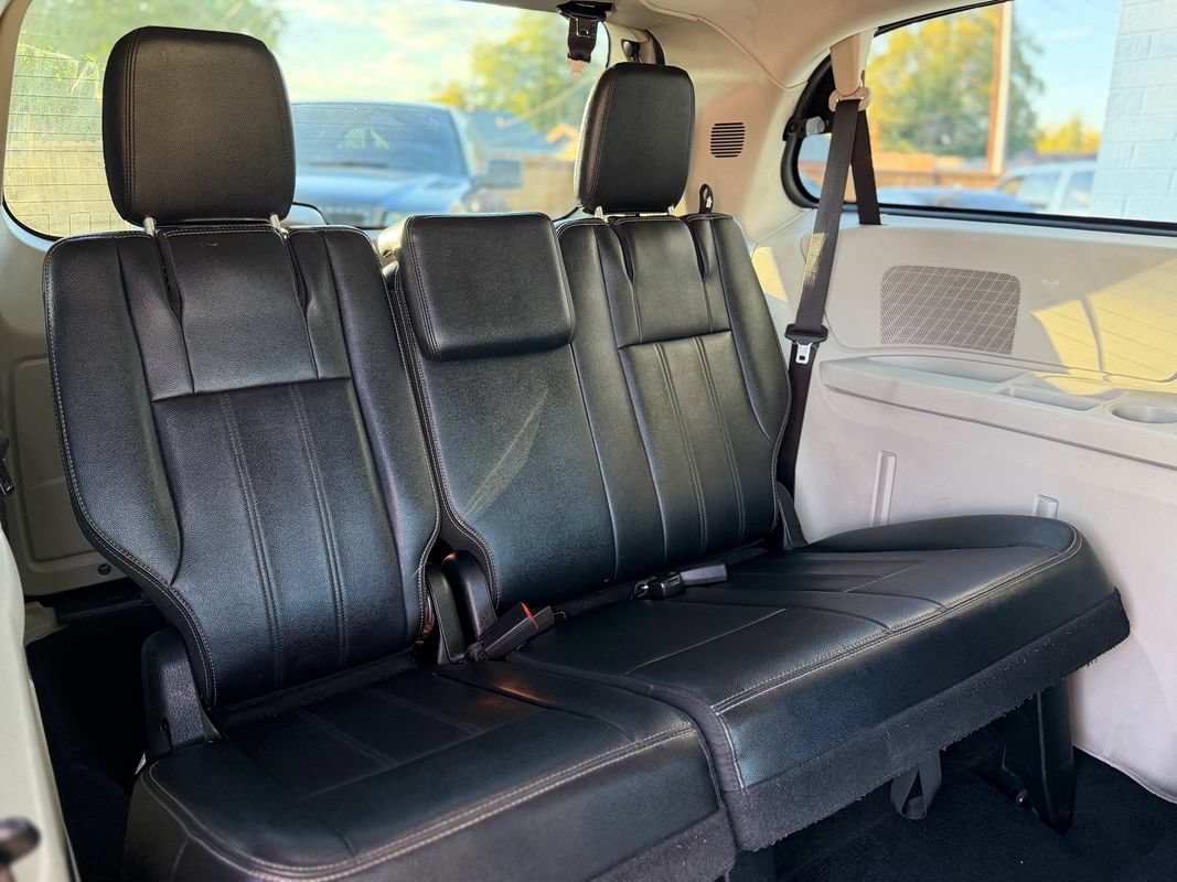 Used 2014 Chrysler Town & Country Touring FWD image 10