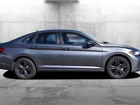 Certified 2024 Volkswagen Jetta SE w/ Panoramic Sunroof Package image 5