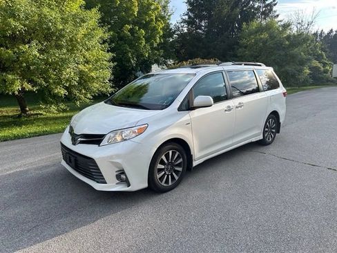 Used 2018 Toyota Sienna XLE w/ XLE Navigation Package AWD/4WD image 7