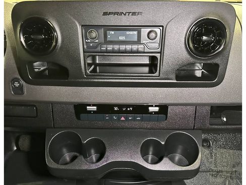Used 2024 Mercedes-Benz Sprinter 2500 image 34