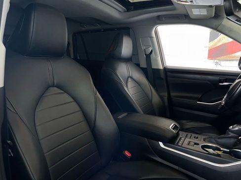 Used 2020 Toyota Highlander XLE image 25