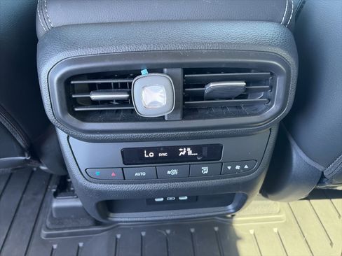 Used 2025 Honda Pilot EX-L image 10