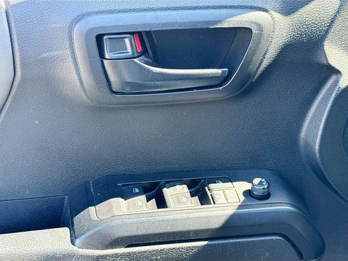 Used 2022 Toyota Tacoma SR w/ SR Convenience Package image 18