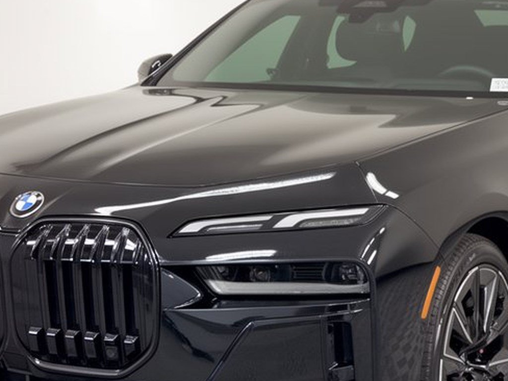 Used 2025 BMW 740i w/ Premium Package RWD image 12
