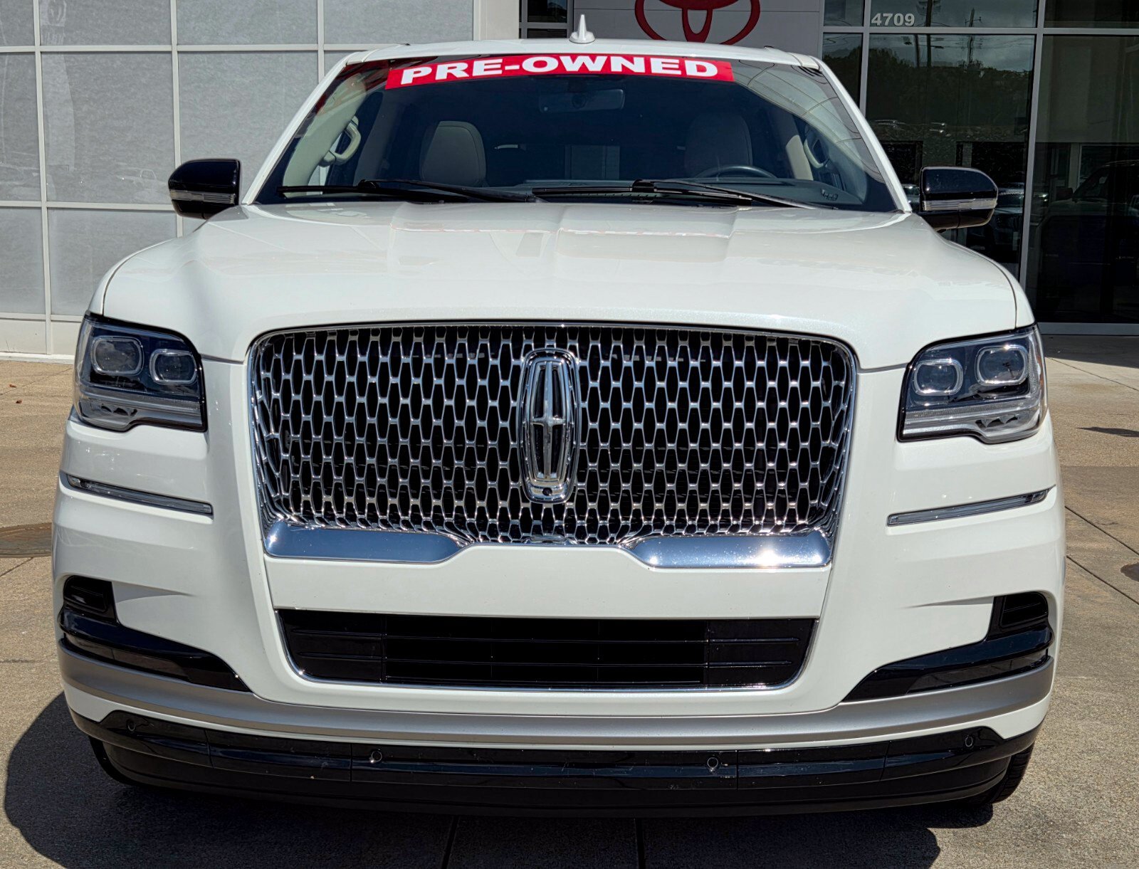 Used 2023 Lincoln Navigator Reserve AWD/4WD image 5