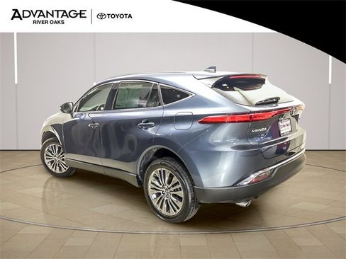 Certified 2022 Toyota Venza XLE image 5