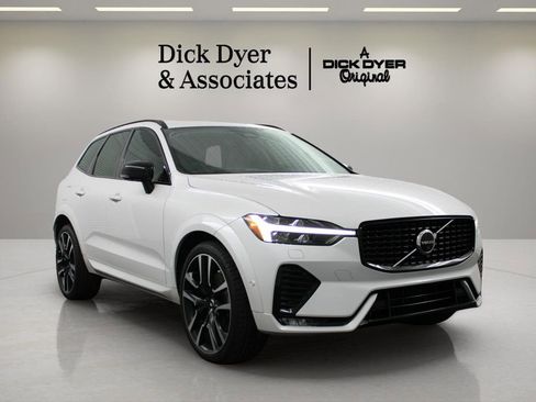 Certified 2023 Volvo XC60 B5 Ultimate w/ Climate Package image 17