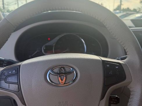 Used 2013 Toyota Sienna XLE FWD image 9