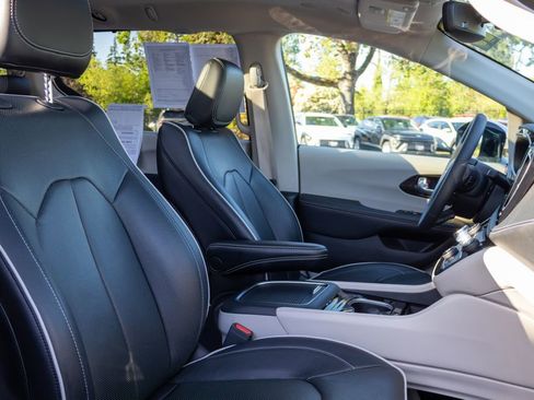 Used 2023 Chrysler Pacifica Limited FWD image 12