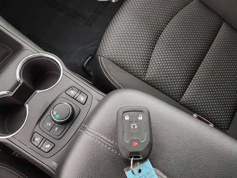 Used 2024 GMC Terrain SLE w/ Driver Convenience Package image 9