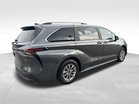 Used 2025 Toyota Sienna LE AWD/4WD image 7