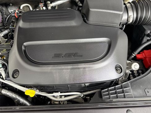 Used 2024 Chrysler Pacifica Touring-L FWD image 40