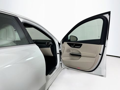 Used 2025 Mercedes-Benz C 300 4MATIC Sedan image 32