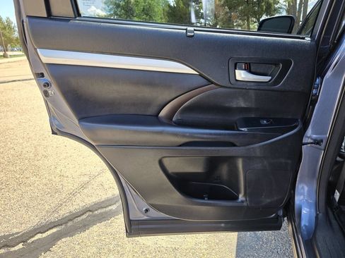Used 2018 Toyota Highlander XLE AWD/4WD image 16