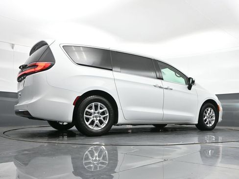 Used 2023 Chrysler Pacifica Touring-L FWD image 40