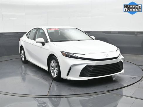 Used 2025 Toyota Camry LE image 2
