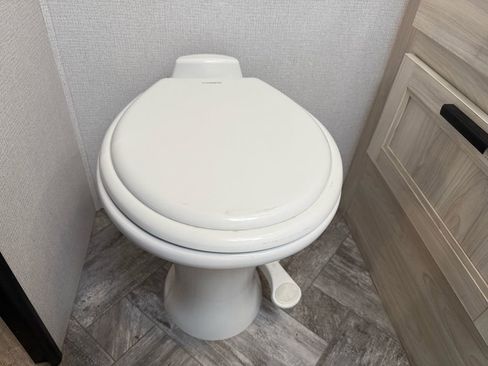 Used 2022 Ford E-450 and Econoline 450 Super Duty w/ Motorhome Prep Package image 37