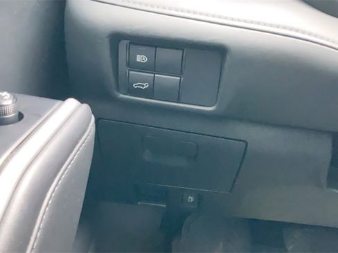 Used 2020 Toyota Highlander XLE image 28