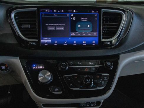 Used 2024 Chrysler Pacifica Touring-L FWD image 4