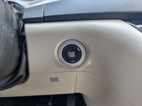 Used 2024 Chrysler Pacifica Touring-L FWD image 19