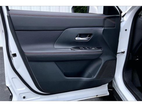 Used 2025 Nissan Kicks SR FWD image 21