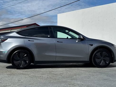 Used 2026 Tesla Model Y 2WD image 2
