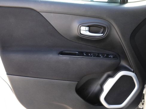 Used 2019 Jeep Renegade Latitude w/ Cold Weather Group image 12