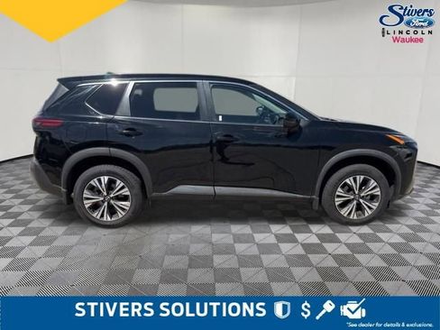 Used 2022 Nissan Rogue SV image 3