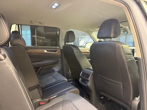 Used 2024 Volkswagen Atlas SE image 27