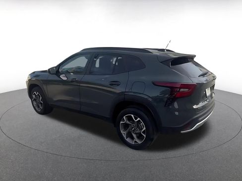 Used 2025 Chevrolet Trax LT w/ LT Convenience Package image 10