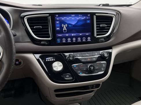 Used 2018 Chrysler Pacifica Touring-L w/ Premium Audio Group FWD image 25