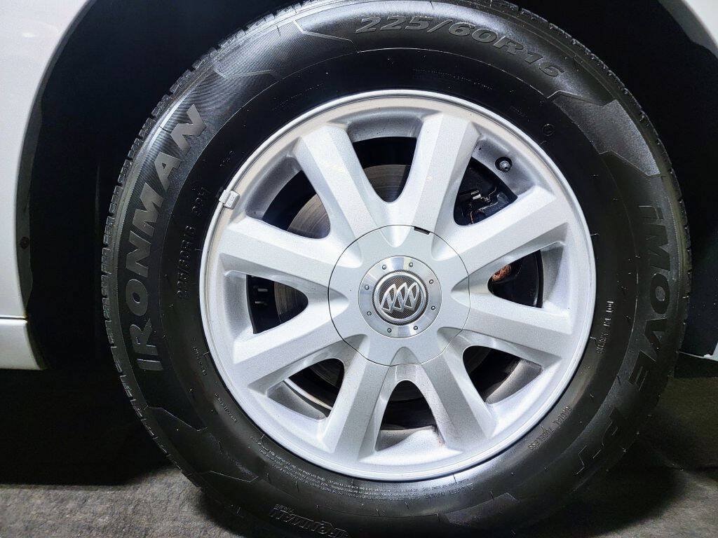 Used 2005 Buick LaCrosse CXL w/ Chrome Appearance Package FWD image 9