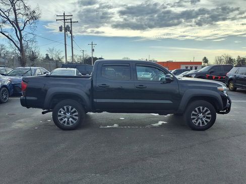 Used 2018 Toyota Tacoma TRD Off-Road image 2