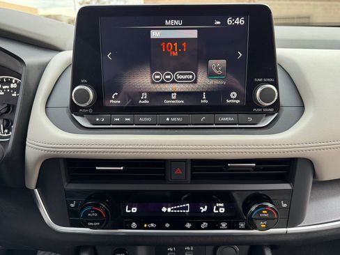 Used 2024 Nissan Rogue SV w/ SV Premium Package image 38