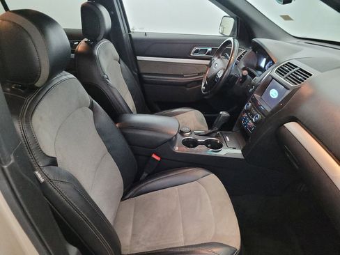 Used 2017 Ford Explorer XLT w/ Equipment Group 202A AWD/4WD image 21