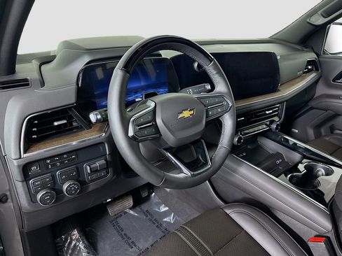 Used 2025 Chevrolet Suburban High Country AWD/4WD image 9