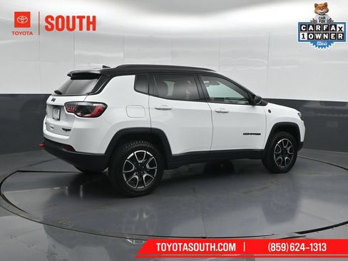 Used 2024 Jeep Compass Trailhawk AWD/4WD image 2