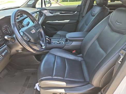Used 2022 Cadillac XT6 Premium Luxury w/ Technology Package FWD image 18