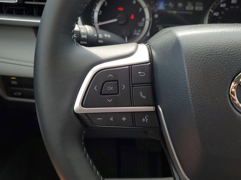 Used 2025 Toyota Highlander XLE image 27